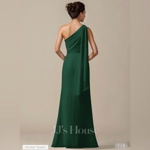 Hunter green bridesmaid/prom dress.